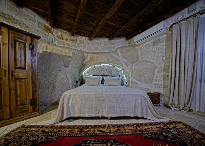 Hotel Flintstones Cave 3*