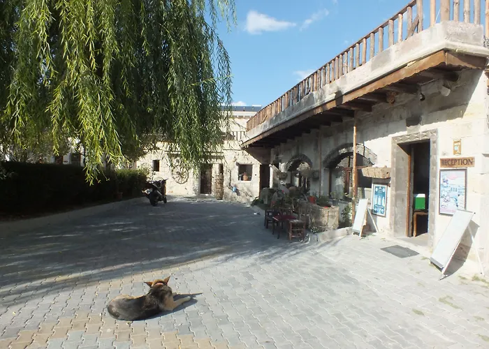 Hotel Flintstones Cave 3*